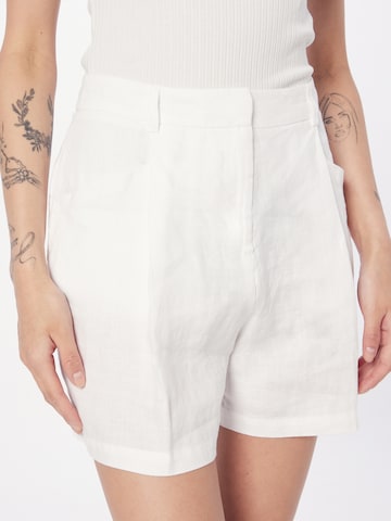 Loosefit Pantaloni con pieghe di UNITED COLORS OF BENETTON in bianco