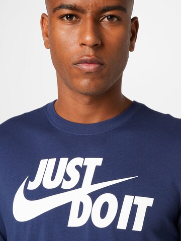 Nike Sportswear - Ajuste regular Camiseta 'Swoosh' en azul