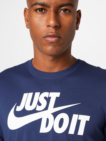 Nike Sportswear Regular Fit T-Shirt 'Swoosh' in Blau
