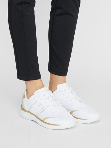 Baskets basses TOMMY HILFIGER en blanc : devant