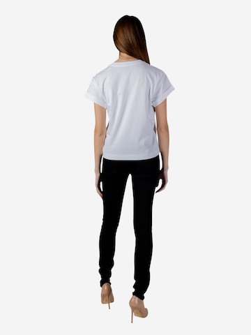 Maglietta 'SS CN LA STARS TEE W6RI30 I3Z14' di GUESS in bianco