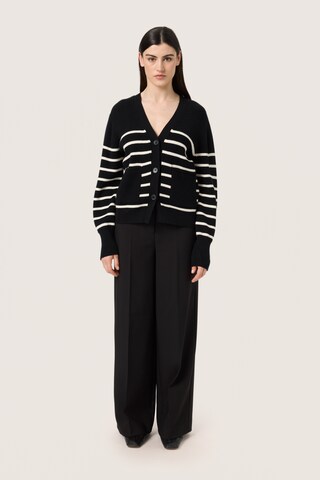 SOAKED IN LUXURY Gebreid vest in Zwart