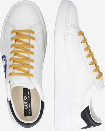 Sneaker low 'Verona' de la GUESS pe alb