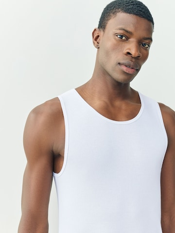 Tricou de la Next pe alb