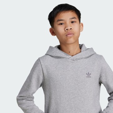 ADIDAS ORIGINALS - Sudadera 'Essential' en gris