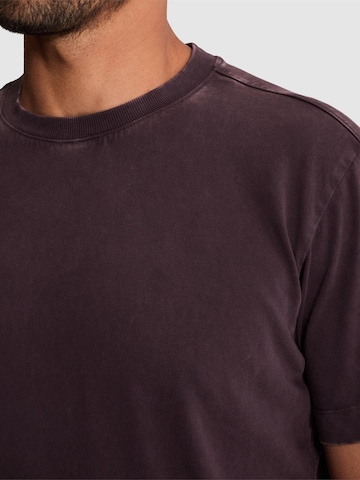 CAST IRON - Camiseta 'T-shirt with garment-dye wash and off-placed branding' en lila