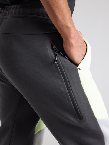 Tapered Pantaloni 'TCH FLC' di Nike Sportswear in giallo