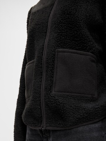 PIECES Fleece Jacket 'Sadie' in Black