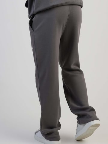 SikSilk Slimfit Sporthose 'Track Pants'‌‌‌‌‌‌ in Grau