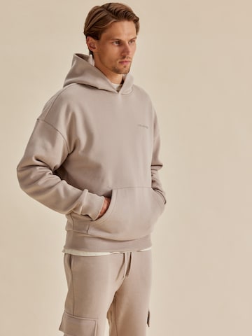 DAN FOX APPAREL - Sudadera 'Sebastian Heavyweight' en gris: frente