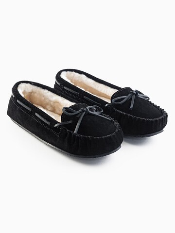 Pantoufle 'Cally' Minnetonka en noir