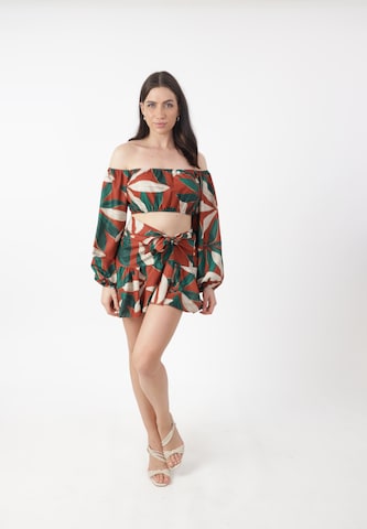 Elara Rok in Rood