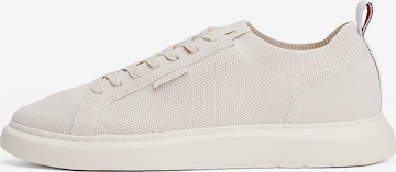 Baskets basses TOMMY HILFIGER en beige : devant