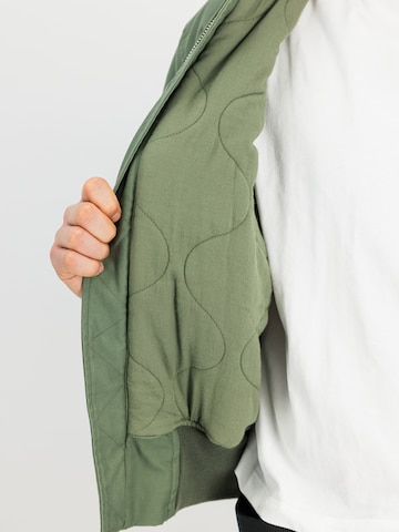 ALPHA INDUSTRIES Between-Season Jacket 'Cvc Modiry' in Green: side