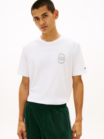 balts TOMMY HILFIGER T-Krekls 'BRAND LOVE': no priekšpuses