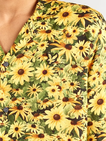 Lyle & Scott - Comfort Fit Camisa 'Wild Garden' em amarelo