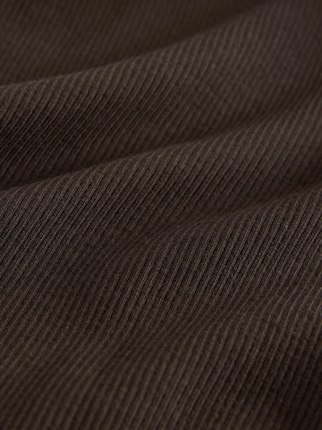 The Set Top in Braun