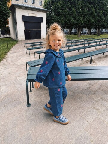 LouieLouie Bluse 'Elinor Ruffle ∼ Small raspberries embroidery' i blå