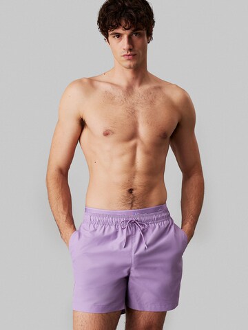 Calvin Klein Swimwear Badeshorts 'Meta Legacy' in Lila: Vorderseite