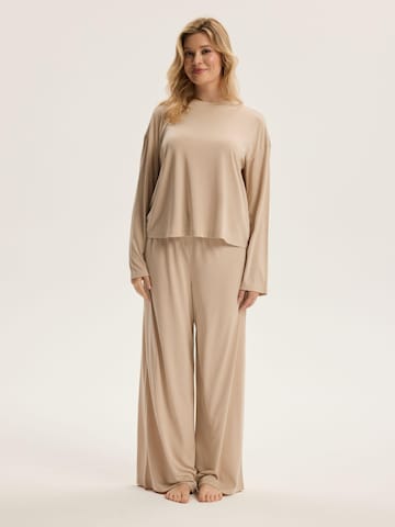 Maglietta 'Boxy-Langarmshirt aus Modal mit 3D-Logo, Ruth 2' di ESOTIQ in beige