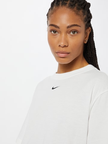 Nike Sportswear Υπερμέγεθες μπλουζάκι σε λευκό