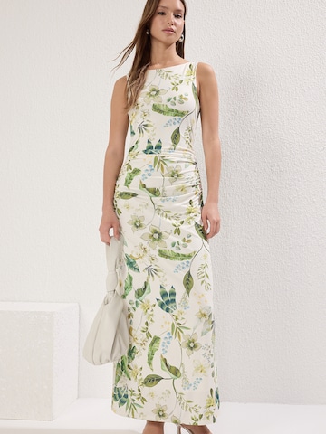 Trendyol Платье в Бежевый: спереди