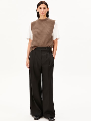 ARMEDANGELS Knitted vest in Brown: front