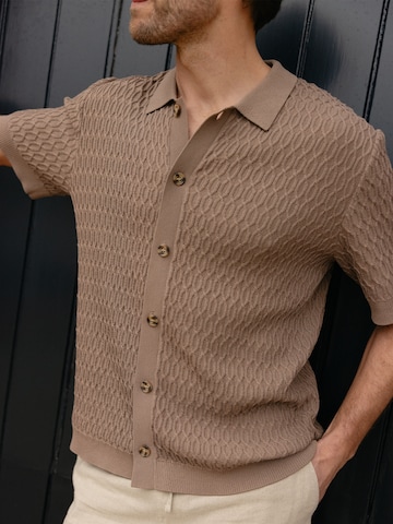 DAN FOX APPAREL - Ajuste regular Camisa 'Domenic' en marrón
