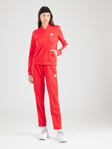 ADIDAS SPORTSWEAR Träningsdräkt 'Essentials' i röd: framsida