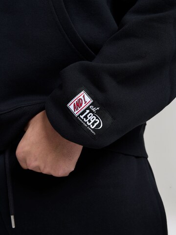 AND1 Sweatjacka 'Staple Graphic' i svart