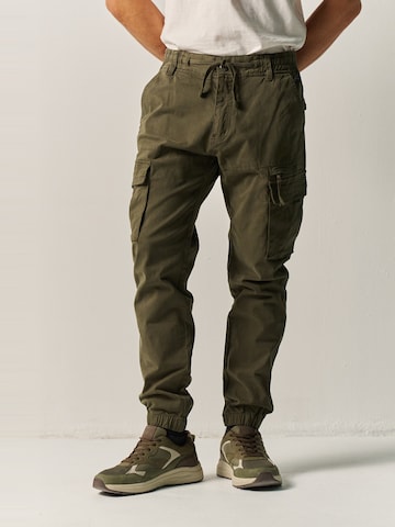 Tapered Pantaloni cu buzunare de la KOROSHI pe verde: față