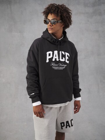 Pacemaker Hoodie 'Cem' (GOTS) in Schwarz: predná strana