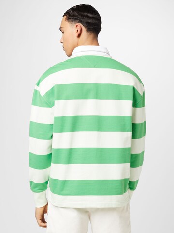 Tricou de la Tommy Jeans pe verde