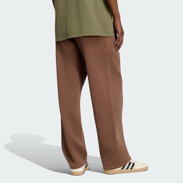 ADIDAS ORIGINALS - Loosefit Pantalón 'Trefoil Essentials' en marrón