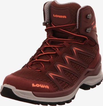 LOWA Boots in Rot