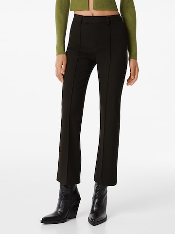 Regular Pantalon à plis Bershka en noir : devant