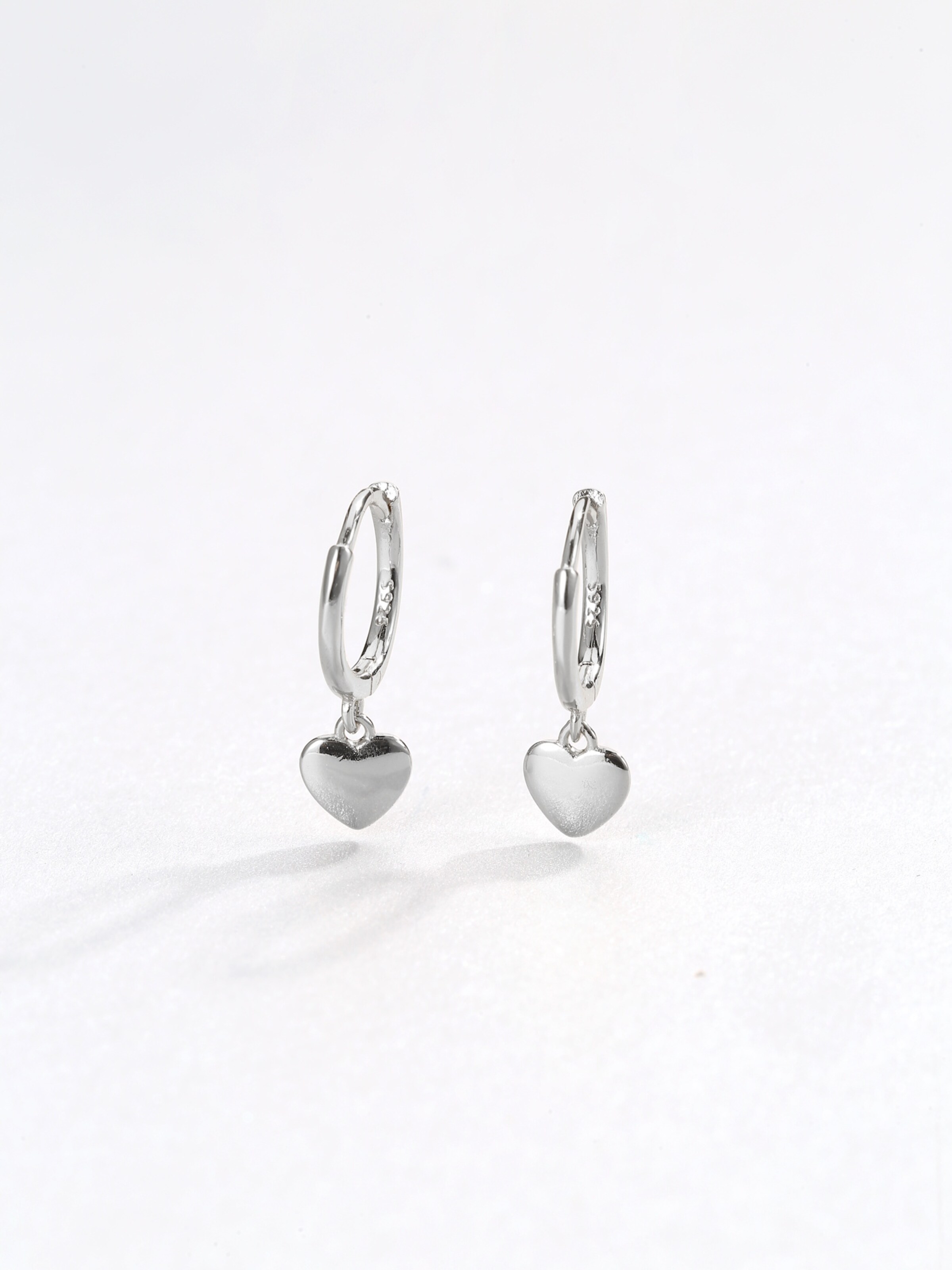 Orecchini 'Heart Huggie' di Hey Happiness in argento