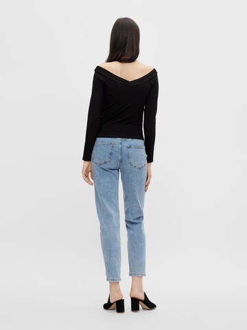 Tricou de la PIECES pe negru