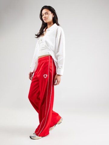Nike Sportswear Широки крачоли Панталон в червено