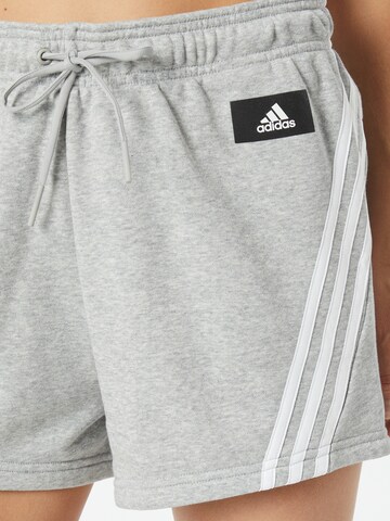 Regular Pantalon de sport 'Future Icons 3-Stripes' ADIDAS SPORTSWEAR en gris