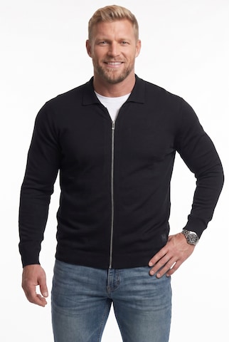 Men Plus Strickjacke in Schwarz: Vorderseite