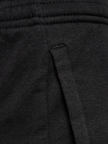 Hummel Regular Shorts in Schwarz