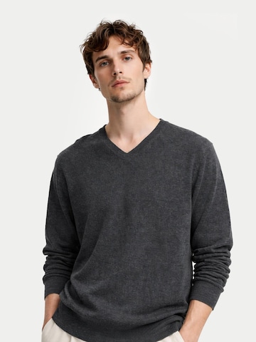 GOBI Cashmere Pullover 'Men's Essential Cashmere V-Neck Sweater'‌‌‌‌‌‌ in Grau
