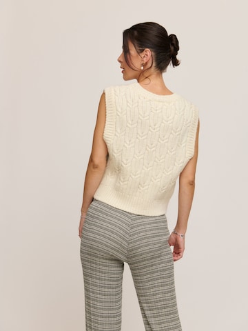Pull-over 'Florence' A LOT LESS en blanc