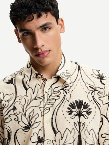Fit confort Chemise Bershka en beige