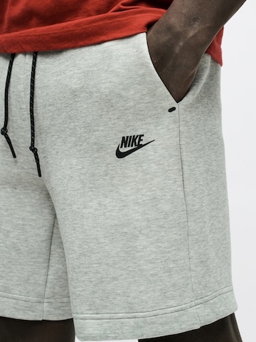 Loosefit Pantaloni 'TECH FLC' di Nike Sportswear in grigio