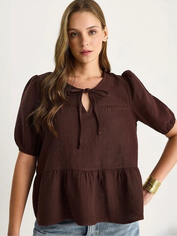 Bianco Lucci - Blusa em castanho: frente