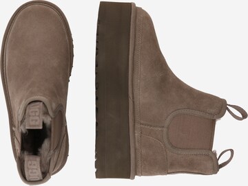 UGG حذاء تشيلسي 'Neumel' بلون رمادي