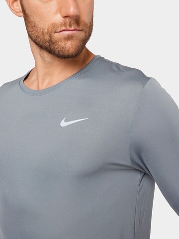 NIKE Functioneel shirt 'Miler' in Grijs