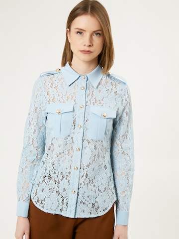 Influencer Blouse in Blue: front